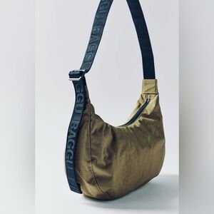 BAGGU medium crescent cross body bag BNWOT